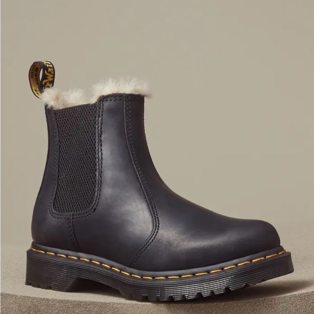 Dr. Martens Leonore Sherpa Chelsea Boots in Black - Size 7